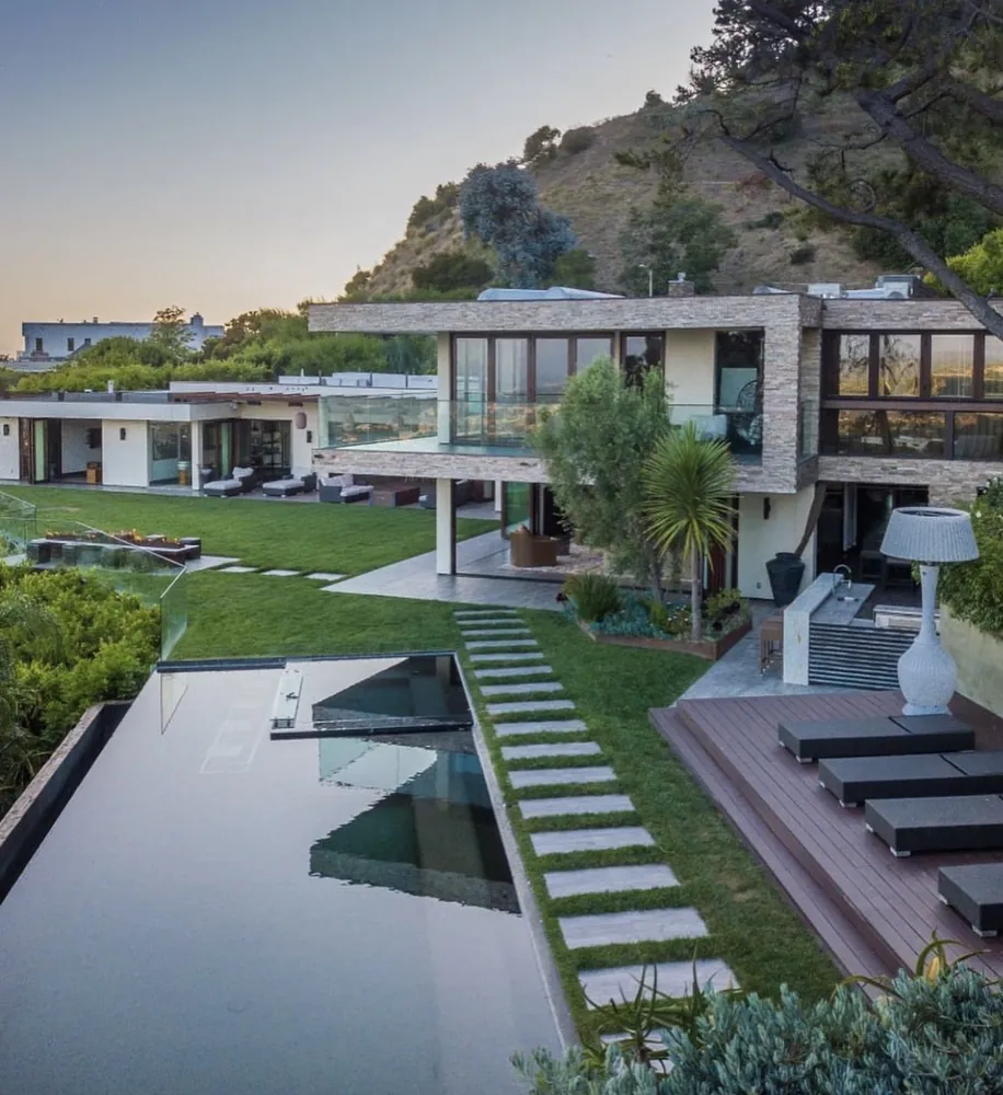 Luxury hillside estate in Bel Air with natural stone cladding and an infinity pool